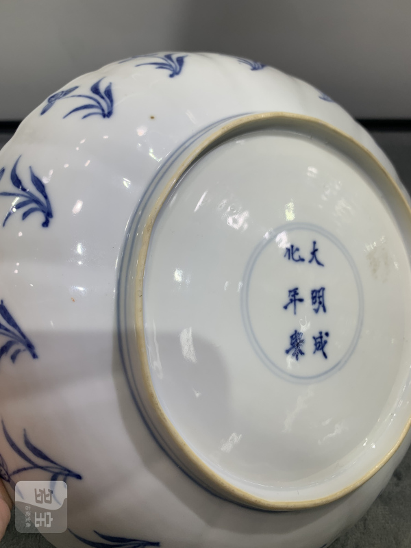 清康熙青花庭院仕女人物纹模印葵口盘 - 图8